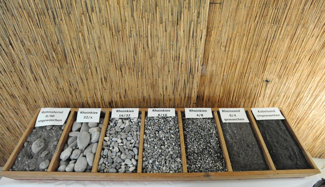Das holt man aus dem Rhein: Das herausgebaggerte Material (ganz links) wird im Kieswerk in Kiese und Sande unterschiedlicher Korngrössenklasse und Qualität getrennt.