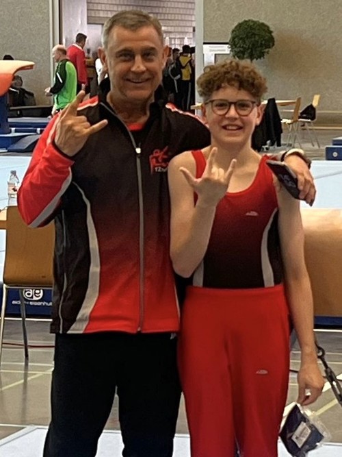 Trainer Borislav Genkov mit Elia Thiébaud (P4). Trainer Borislav Genkov mit Elia Thiébaud (P4).