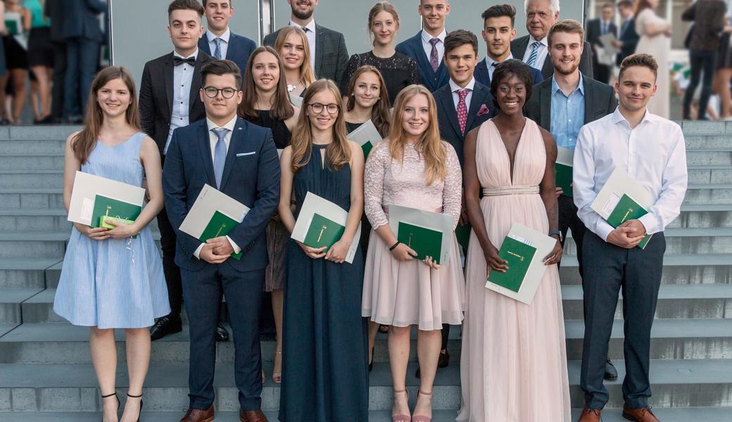 Klasse 4Wa (jeweils von links): Untere Reihe: Meret Gimmel, Albert Nebiji, Nadja Nigg, Aiyana Huggenberger, Luzia Lulendo; Lars Bartholet. Mittlere Reihe: Bardhyl Nevzadi, Rea Locher, Ronya Büchel, Vanessa Ledergerber, Youri Frei, Thierry Neubauer. Obere Reihe: Paul Daxinger, Dorian Sulejmani Elvira Achermann, Fabio Wörnhard, Yakub Uzdilli, Prof. Hannes Kampfer. Es fehlen Raoul Tagmann (Militärdienst), Reto Zindel (Studienaufenthalt Peking).
