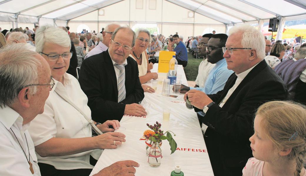 Pfarrer Joseph Heule, Elisabeth Büchel, die Schwester von Bischof Markus,  Präsident Martin Frei und Bischof Markus (v. l.).  