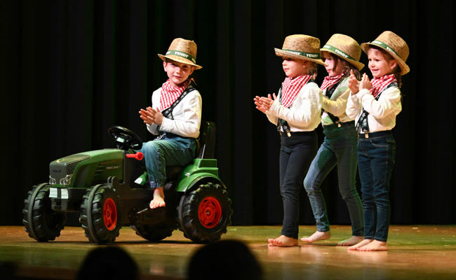 Tanz, Akrobatik und ein Geburtstag in Montlingen