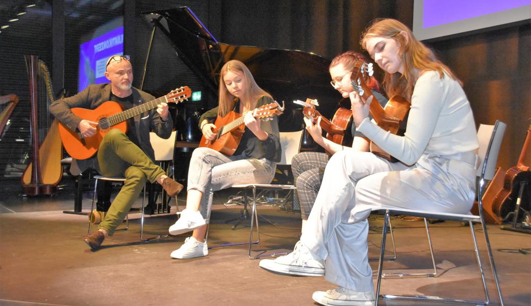 Ein Gitarrenquartett mit Melanie Wick, Samira Moser, Kim Heeb und Musiklehrer Denis Omerovic: Im Lied «Romance» präsentieren sie verhaltene Fröhlichkeit.