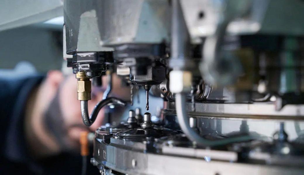 SFS hat unter anderem dank lokaler Produktionsstandorte weniger unter gebrochenen Lieferketten gelitten.  SFS hat unter anderem dank lokaler Produktionsstandorte weniger unter gebrochenen Lieferketten gelitten.