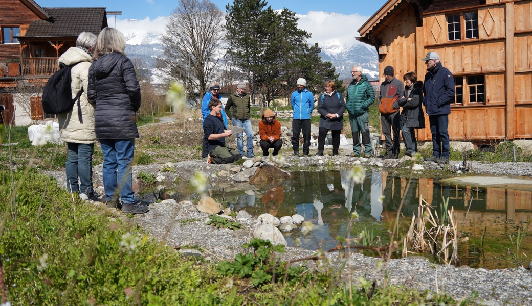 Naturgärtner Severin Weber veranschaulicht die Bedeutung von Wasserstellen für die Biodiversität.