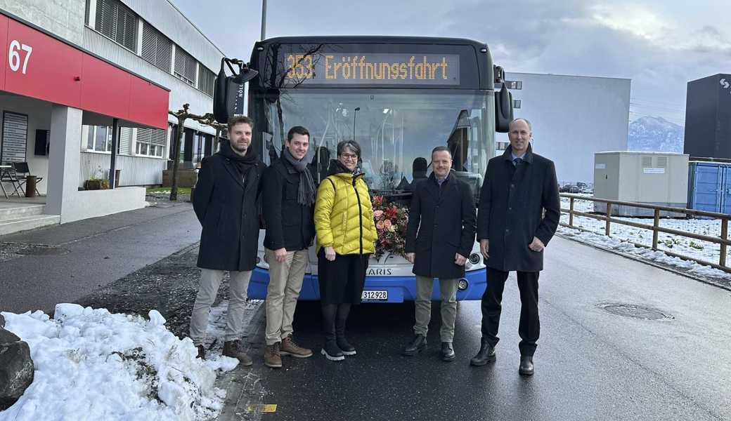 An der Eröffnungsfahrt nahmen teil (von links): Andreas Deterling (Leiter Angebot und Entwicklung, Bus Ostschweiz AG), Markus Schait (Amt für öffentlicher Verkehr Kanton St. Gallen), Sabina Saggioro (Geschäftsleiterin Verein St. Galler Rheintal), Bruno Seelos (Gemeindepräsident Widnau) und Roland Ochsner (Unternehmensleiter, Bus Ostschweiz AG).