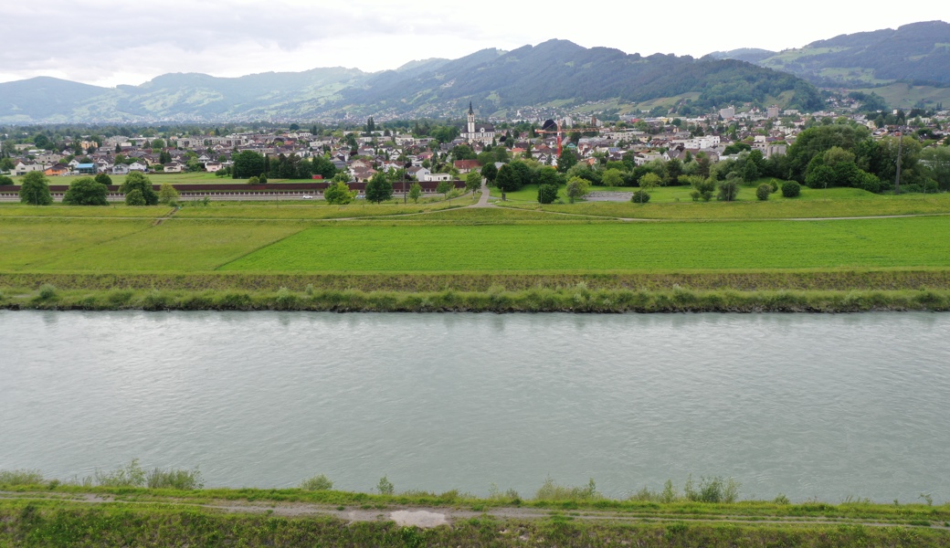 In diesem Bereich wird die Brücke über den Rhein geführt.
