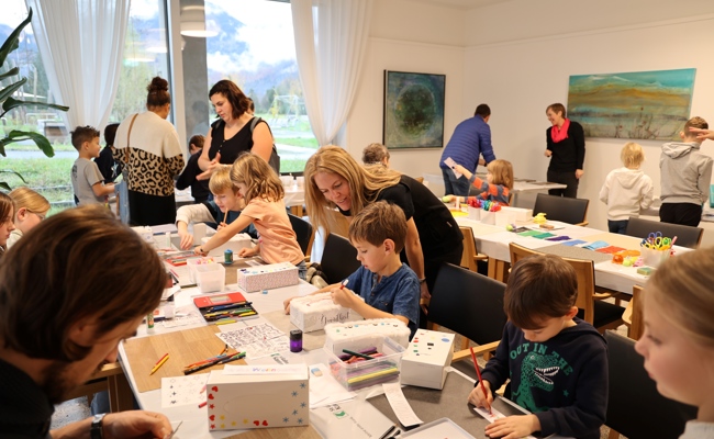 Spielen und Basteln mit Blick auf Weihnachten