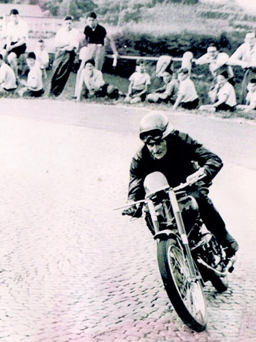 Vater Karl Weder auf seiner Rekordfahrt beim Bergrennen Rheineck-Walzenhausen-Lachen im Jahr 1954. Hier bewältigt er mit seinem 125er-Werks-Puch den Plätteli-Rank. Vater Karl Weder auf seiner Rekordfahrt beim Bergrennen Rheineck-Walzenhausen-Lachen im Jahr 1954. Hier bewältigt er mit seinem 125er-Werks-Puch den Plätteli-Rank.