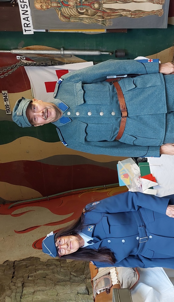 V. und Th. Uhler vor der Sonderausstellung