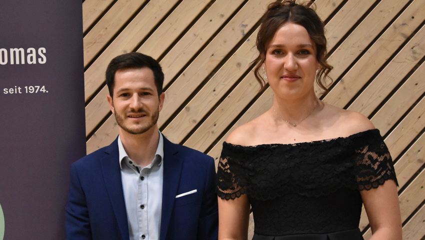 Müntener & Thomas im Bereich Wirtschaft: Fabio Volpe mit Preisträgerin Alexandra Oehler aus Oberschan.