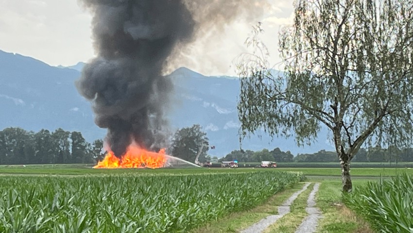 Die Einsatzkräfte bekämpfen die Flammen. Die Einsatzkräfte bekämpfen die Flammen.