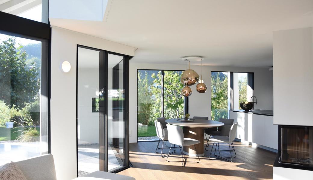 Aussergewöhnliche Architektur und zeitlose Ästhetik werten den Wohnraum auf. (Umbau und Einrichtung: Wohnhaus, Widnau)