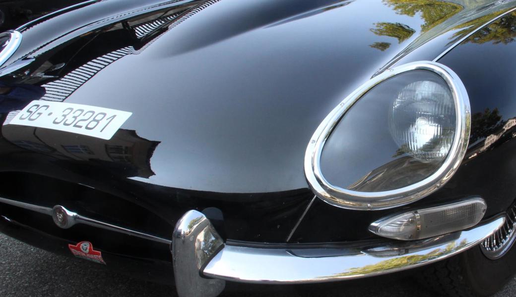 Wegen der Gefahr der Überhitzung darf das Nummernschild auf der Kühlerhaube sein.