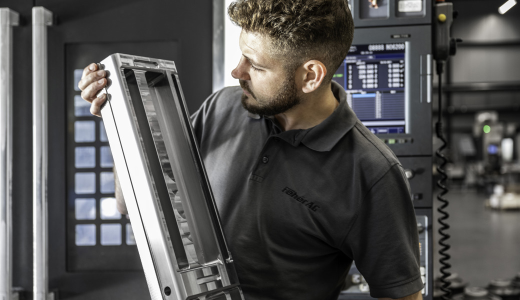Mitarbeiter der Firma Fehér beim kontrollieren eines Werkstücks
