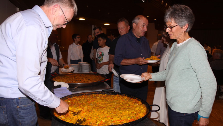 Die Gäste wurden mit einer feiner Paella verköstigt.