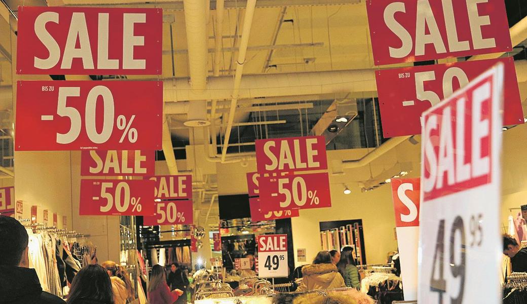 Kaum ist das Weihnachtsfest vorbei, hängen die Sale-Rabatt-Schilder von der Decke der Geschäfte und ermöglichen manches Schnäppchen. 