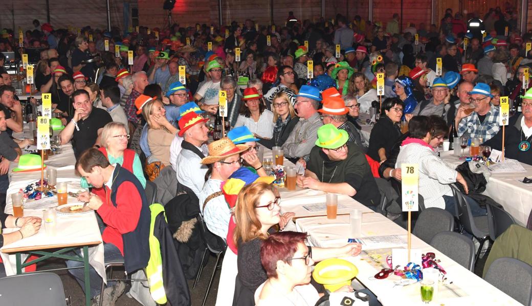 Bunt, fröhlich und bestens gelaunt sind die Fasnächtler. Das Stadl-Zelt auf dem Stossplatz ist beim Warm up schon fast voll besetzt. Bunt, fröhlich und bestens gelaunt sind die Fasnächtler. Das Stadl-Zelt auf dem Stossplatz ist beim Warm up schon fast voll besetzt.