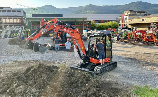 Junge Wirtschaftskammer zu Besuch bei der Hutter Baumaschinen AG