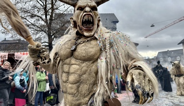 Umzug am Sonntag entzückt – selbst die Guggen und Maskengruppen