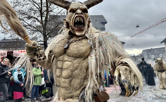 Umzug am Sonntag entzückt – selbst die Guggen und Maskengruppen