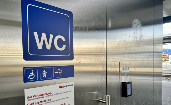 Modern, sauber, aber kompliziert für Barzahler: Das WC am Altstätter Bahnhof
