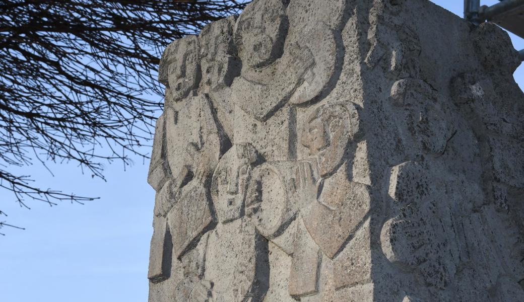 Vis-à-vis des Oberrieter Rathauses stellt ein Brunnen die «Bleandastöbeta» dar. Die Burschen lärmen mit Instrumenten, Rasseln, Trommeln, Gewehren, Pfannendeckeln und rasselnden Ketten und stellen den Fehlbaren bloss.  Vis-à-vis des Oberrieter Rathauses stellt ein Brunnen die «Bleandastöbeta» dar. Die Burschen lärmen mit Instrumenten, Rasseln, Trommeln, Gewehren, Pfannendeckeln und rasselnden Ketten und stellen den Fehlbaren bloss.