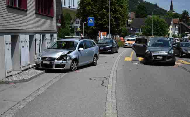 Eine Leichtverletzte und hoher Sachschaden: Zwei Autos krachen beim Abbiegen zusammen