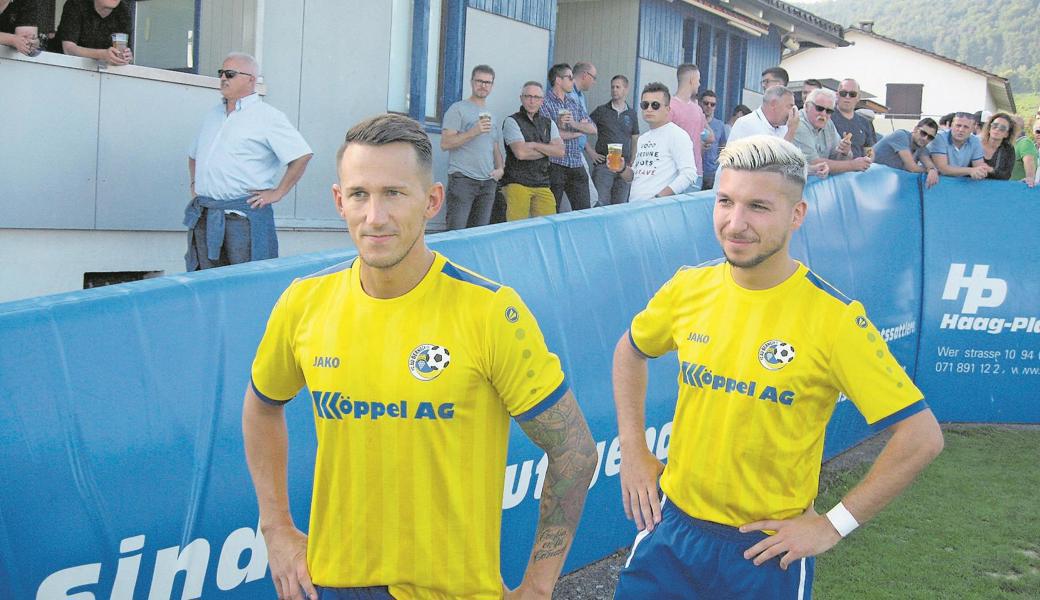 Marcel Riedeberger (links) mit seinem Au-Bernecker Teamkollegen Mergim Osmani: «Unser Saisonziel ist Top 3, für den Aufstieg wäre es noch zu früh.» 
