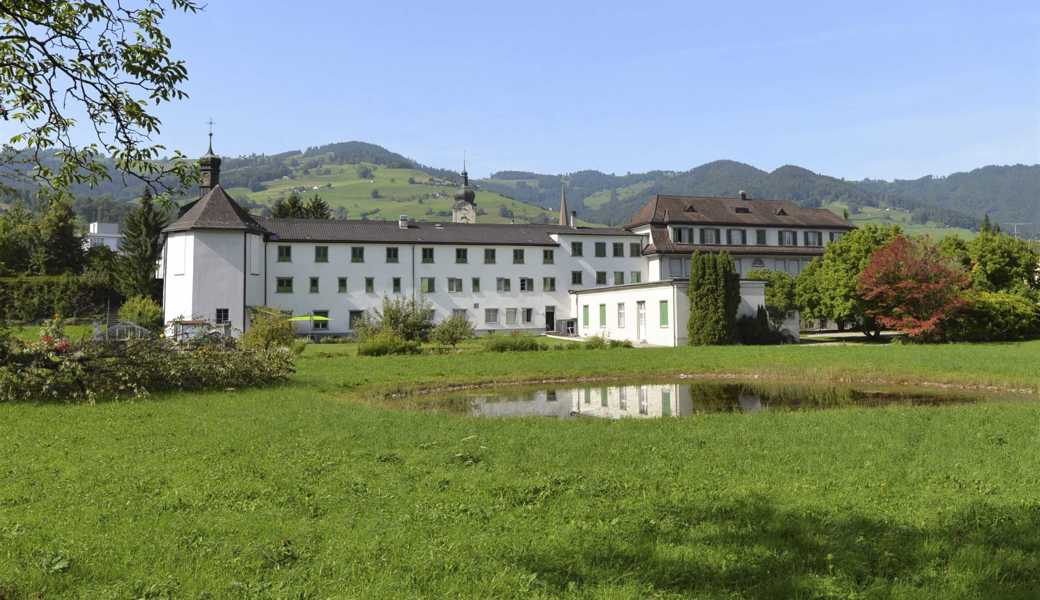 Das Kloster Maria Hilf in Altstätten, mit dem grossen Naturschutzgebiet im Vordergrund. Links die Klosterkirche, rechts das Institutsgebäude.  