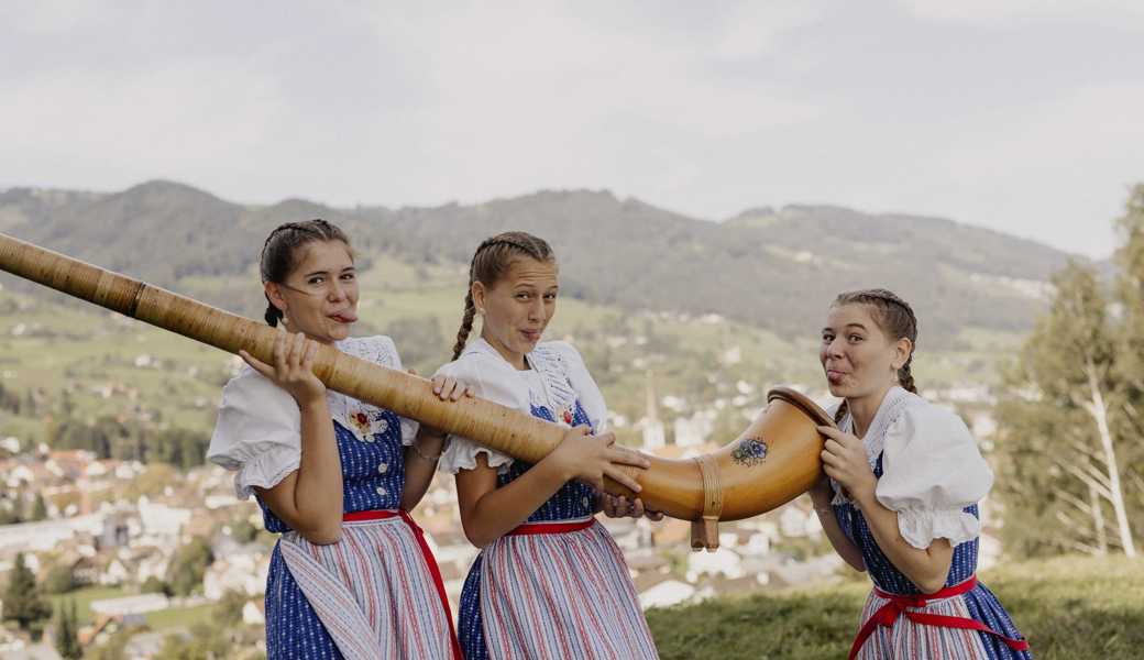 Brauchtum und Tradition sind auch etwas für junge Leute – das beweisen die Freund-Schwestern aus Hinterforst. 