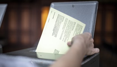 Noch sind die Urnen geöffnet, aber bald fallen die ersten Entscheidungen - bei uns sind Sie live dabei