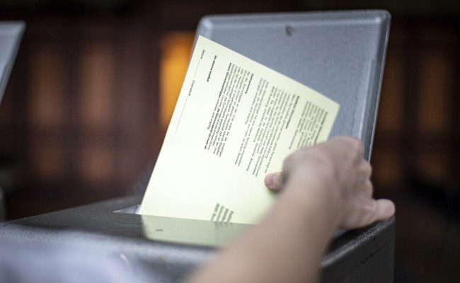 Noch sind die Urnen geöffnet, aber bald fallen die ersten Entscheidungen - bei uns sind Sie live dabei