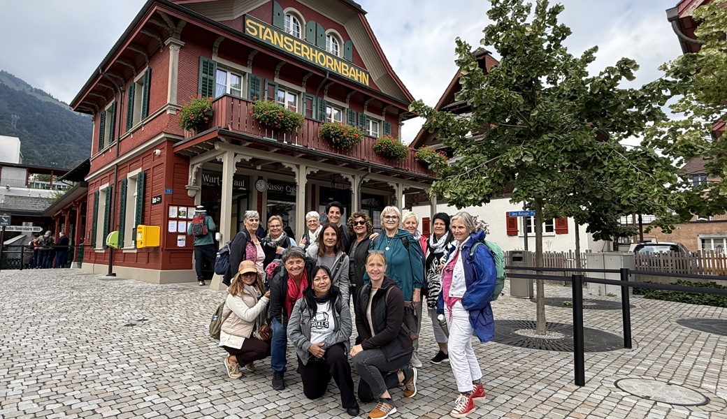 Frauenriege Rheineck vor der Talstation der Stanserhorn-Bahn