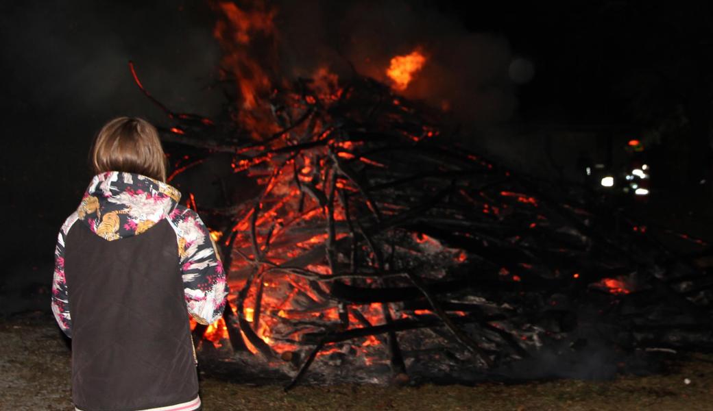 Nachdem die Feuerwehr den brennenden Haufen rundherum gewässert hatte, konnte man wieder in die Nähe.