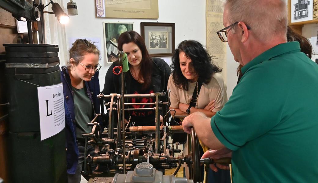 In Balgach erklärt René Tanner die alte Handstickmaschine.