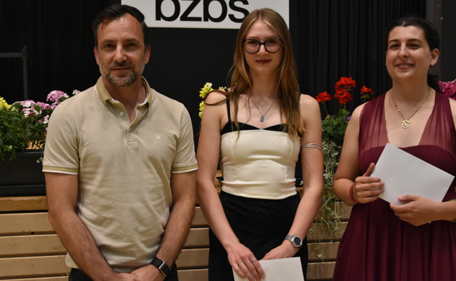 Fast hundert frischgebackene Maturanden nahmen am BZBS ihre Zeugnisse entgegen