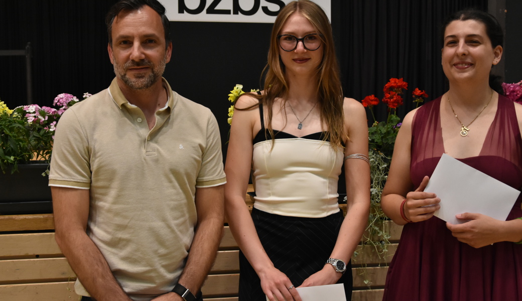 Fast hundert frischgebackene Maturanden nahmen am BZBS ihre Zeugnisse entgegen
