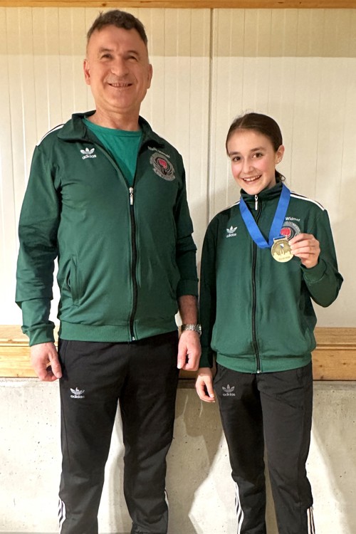 Der Altstätter Dojoleiter Mislim Imeroski mit Bronzegewinnerin Alisha Widmer.