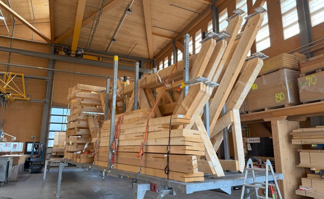 Lehrling Elio Kluser packt beim Bau des gigantischen Muni Max mit an