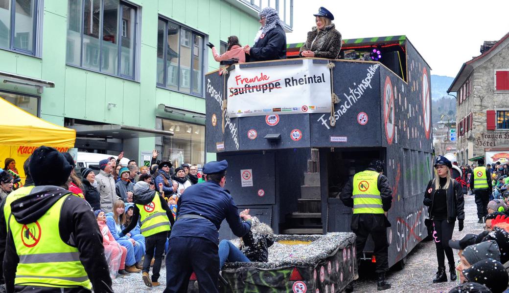 Die «Sauftruppe Rheintal» mokierte sich am Fasnachtsumzug 2018 in Altstätten über die damals neuen Vorschriften der Veranstalter. Eine Musikanlage hatte die Wagenbaugruppe dem Reglement entsprechend installiert. Musik daraus gab es aber aus Protest nur während der Anreise und auf der Heimfahrt, nicht aber während des Umzugs selbst.