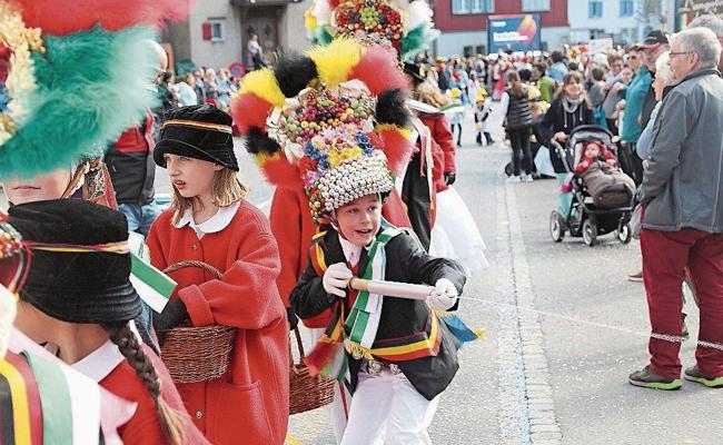 Farbenfrohes Fest bis Mitternacht