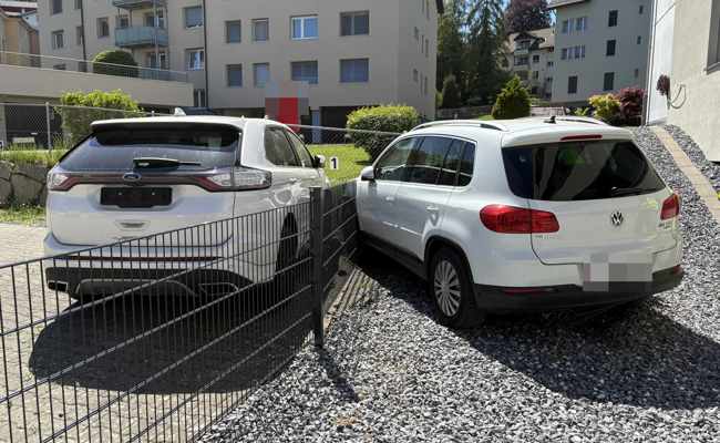 62-Jährige Lenkerin prallt in parkierte Autos und durchbricht Zäune