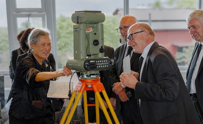 Königlicher Besuch bei Leica Geosystems: Thai-Prinzessin interessiert sich für Technologie