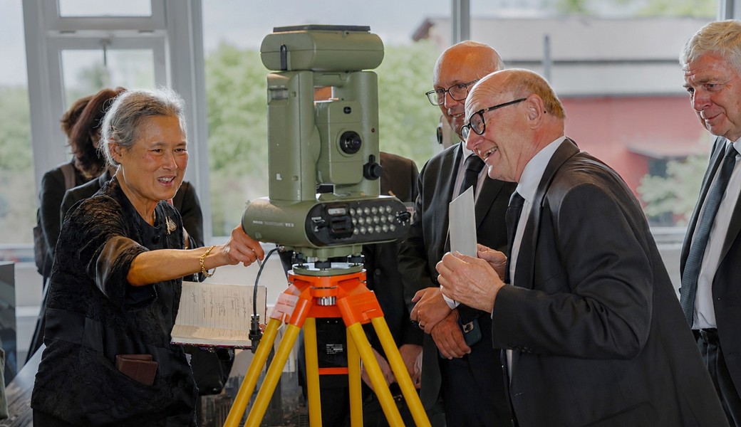Königlicher Besuch bei Leica Geosystems: Thai-Prinzessin interessiert sich für Technologie
