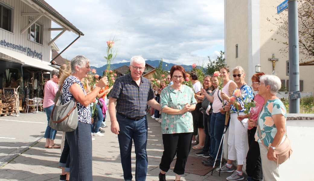 Die aktuellen und ehemaligen Rhybeck-Mitarbeitenden standen Pia und Reini Kobler Spalier. 