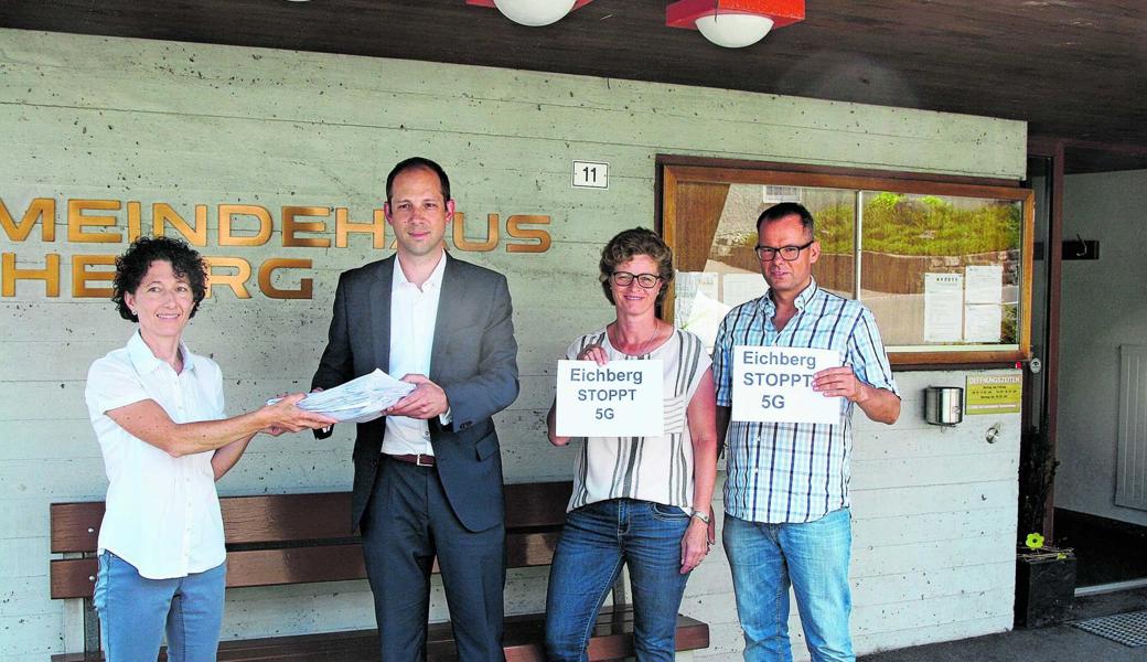 Eichbergs Gemeindepräsident Alex Arnold (2. von links) erhält von (v. l.) Manuela Fässler, Carmen Hofstetter und Patrick Kötter die Petitionsbogen mit über 1100 Unterschriften. 