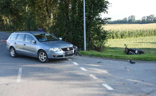 Frontalkollision zwischen Auto und Roller