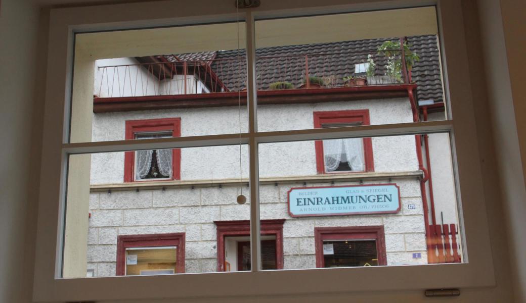 Wie eingerahmt: Der Anblick, den die Gantteilnehmer im Pfarreiheim vor sich hatten.