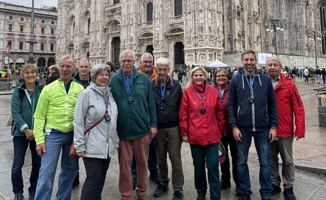 Läufergruppe auf Erkundungstour in Mailand