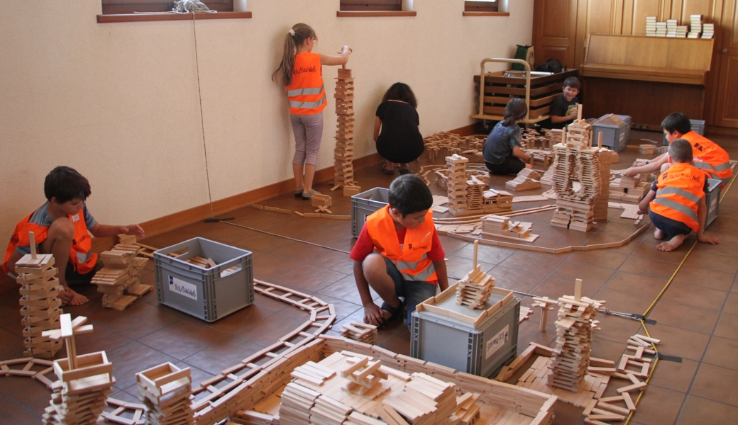 Bei der Holzbauwelt bauten die Kinder mit Phantasie und Geschicklichkeit grossartige Holzbauwerke.